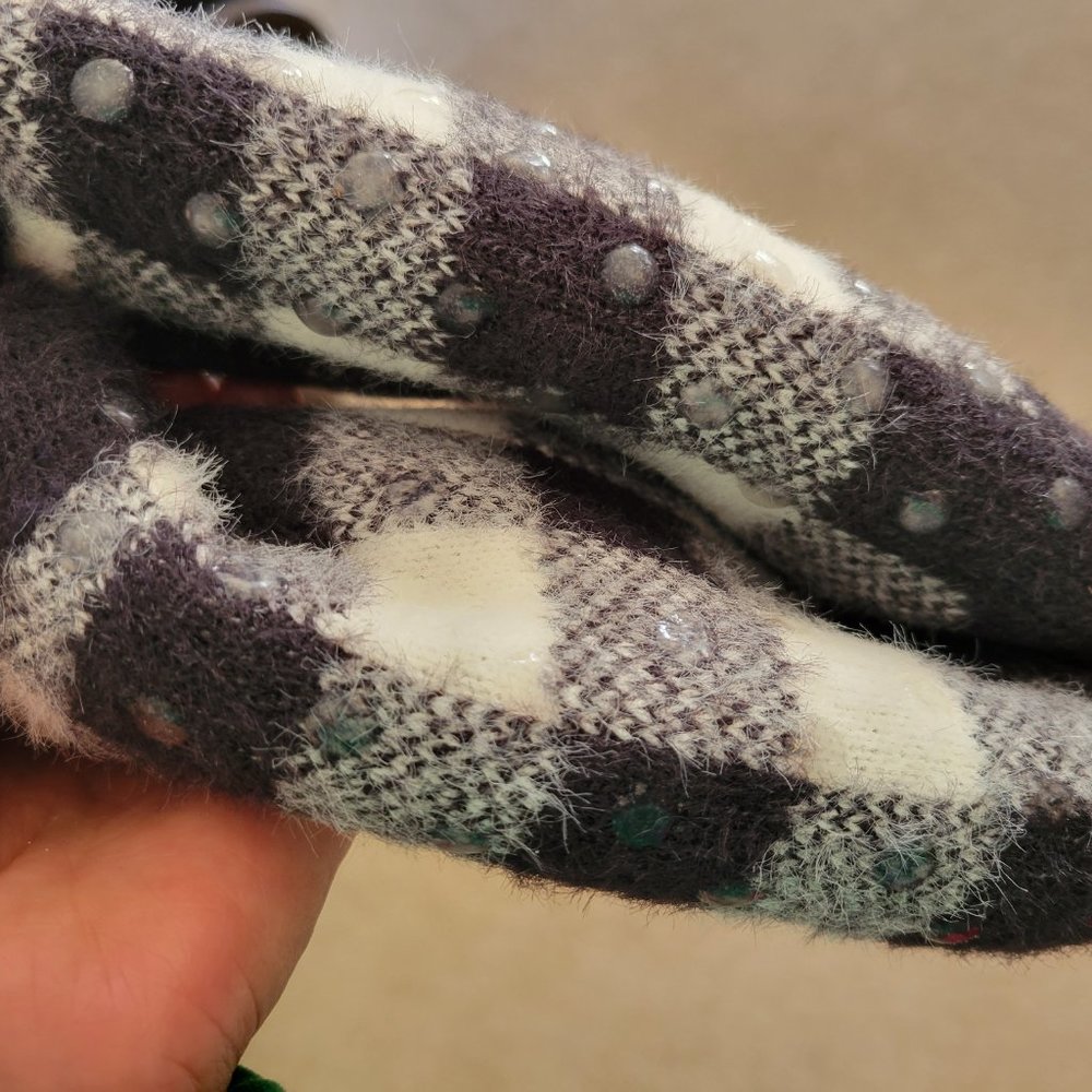 NWT Sherpa Slipper Socks With Grippy Dots - Picture 4 of 4